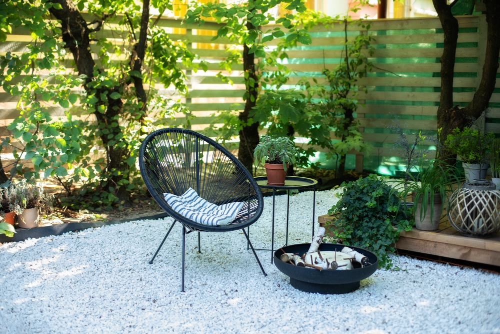 Designing garden décor and outdoor spaces